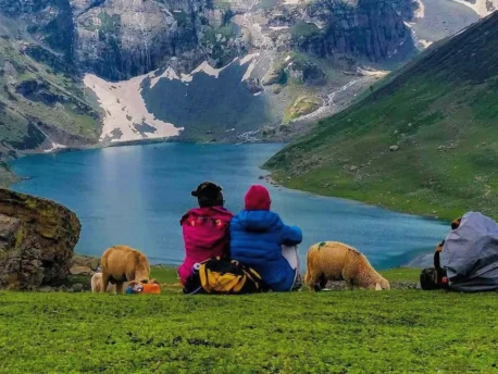 kASHMIR cOUPLE hOLIDAY aLLY